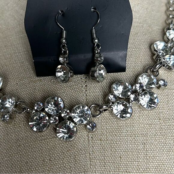 Paparazzi Silver Crystal Necklace Set - Picture 2 of 3